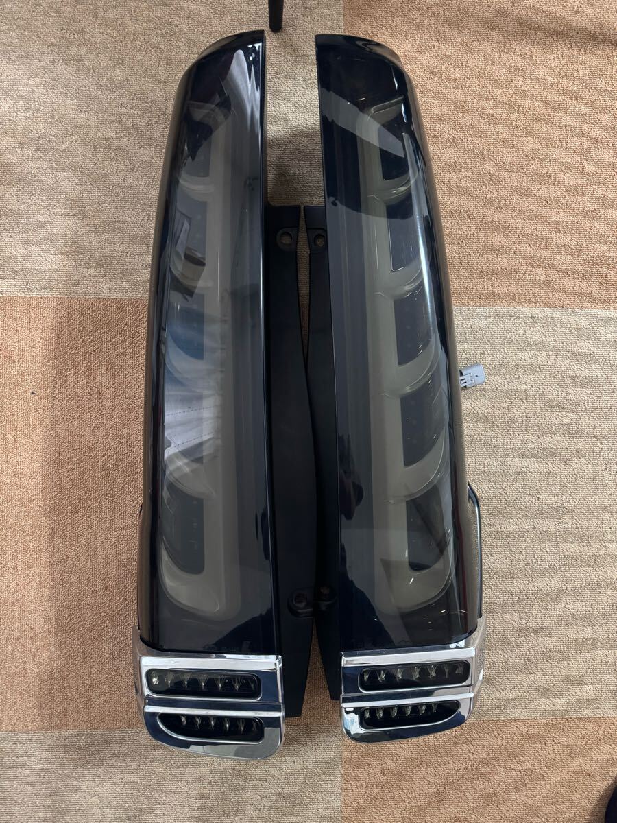 トヨタ　80系ヴォクシーVOXY 純正LEDテールランプ　右側　運転席側 トヨタ 80系VOXY 純正LEDテールランプ 右側 運転席側