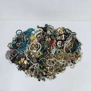 アクセサリー メッキ シルバー SV おまとめ 大量 13.4㎏オーバー ネックレス リング ブローチ ピアス パール 色石 【1028-D】