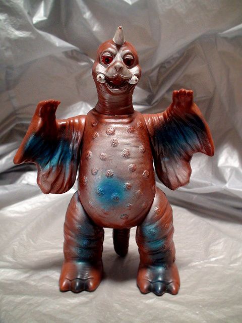 【9月のみ】やまなや 怪獣郷 モチロン 正月Ver 大怪獣シリーズ ソフビ やまなや／古代怪獣ゴモラ（ブラウン） | 新潟の大人も子供も