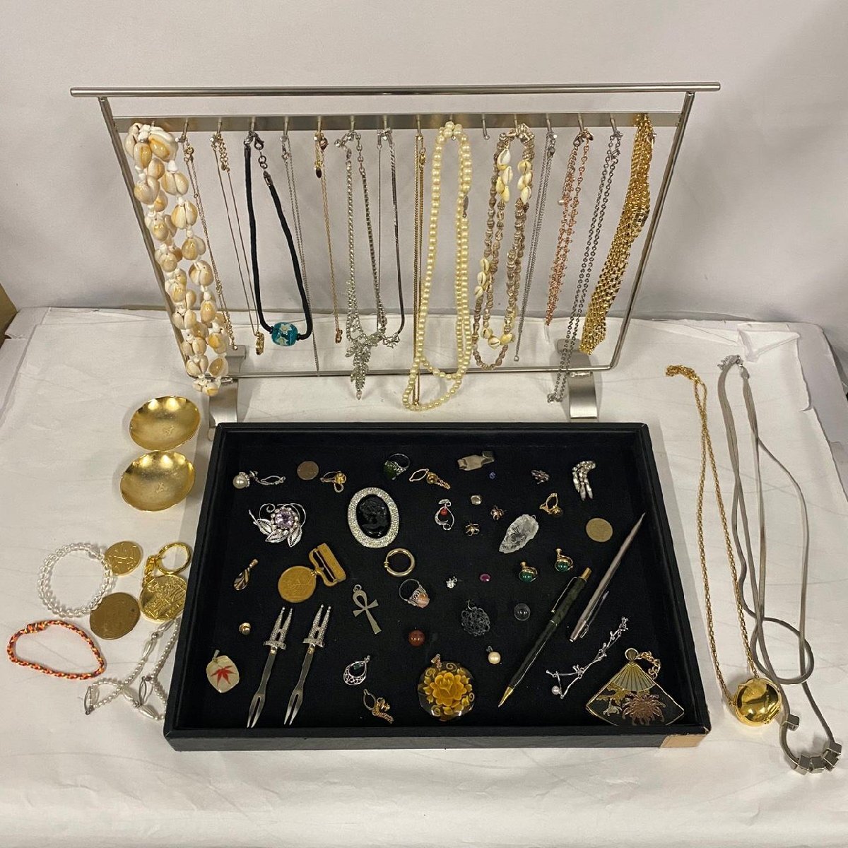 大量アクセサリー　まとめ売り　ネックレス　ブローチ　ブレス　ピアス他 2025年最新】Yahoo!オークション -アクセサリー 大量の中古品・新品
