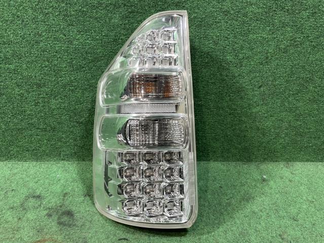 トヨタ ノア DBA-ZRR70W純正テールランプ 2個セット トヨタ ノア DBA-ZRR70W純正テールランプ 2個セット トヨタ·ノア