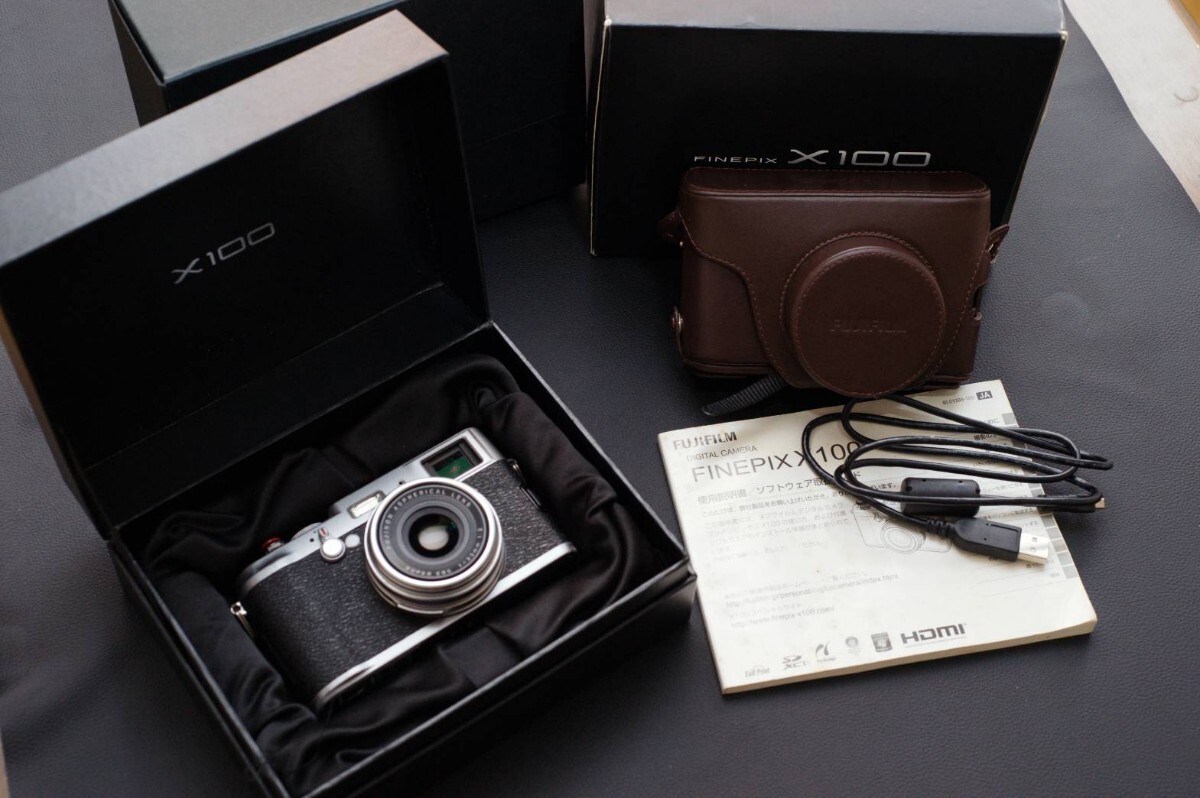 FUJIFILM　Fine　Pix　Ｘ１００　カメラケース、未使用ソフトケース付 Amazon.co.jp: FUJIFILM カメラケース FinePix X100用 レザー LC