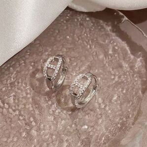 上品 シルバー フープピアス 繊細 輝き 高見えデザイン 小ぶり 大人 可愛い 普段使い 結婚式 入学式 卒業式 ギフト