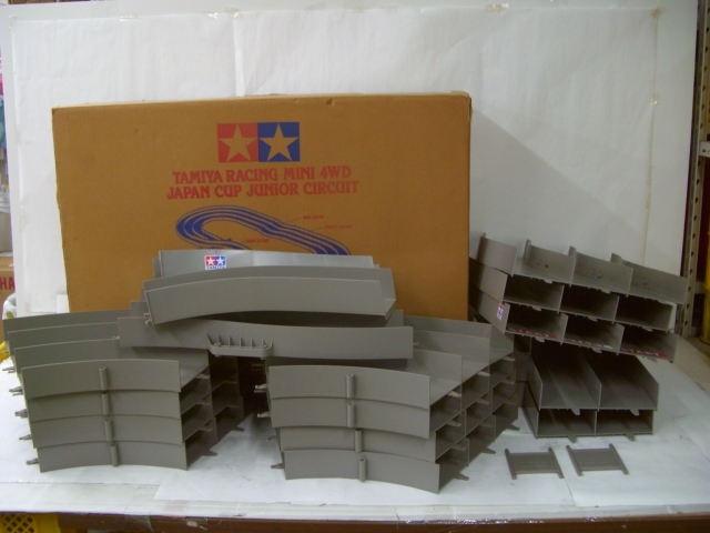 タミヤ ミニ四駆コース ジャパンカップジュニアサーキット＋ミニ四駆＋備品 Amazon | タミヤ ミニ四駆サーキット ジャパンカップ ジュニア