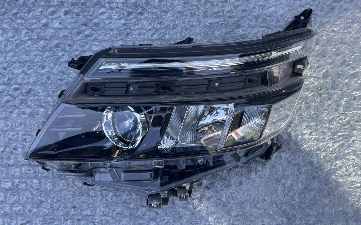 ヴォクシー 80 VOXY LED ヘッドライト　左側 ヴォクシー 80系/ZRR80W/ZRR85W/ZWR80W ZRR80G/ZRR85G/ZWR80G