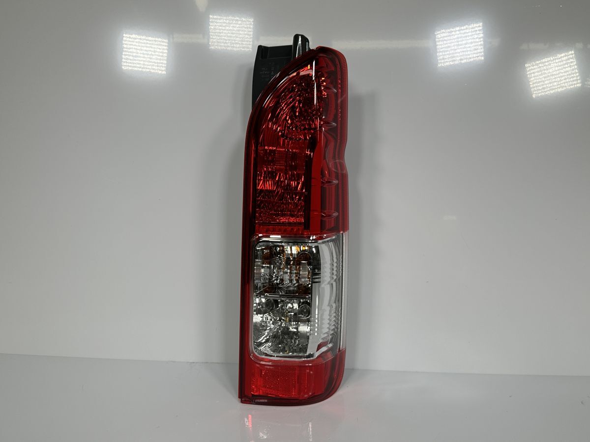 【新車外し】【送料無料】トヨタ　200系ハイエース純正後期テールランプ　右側　① 2025年最新】Yahoo!オークション -ハイエース 新車外し テールの