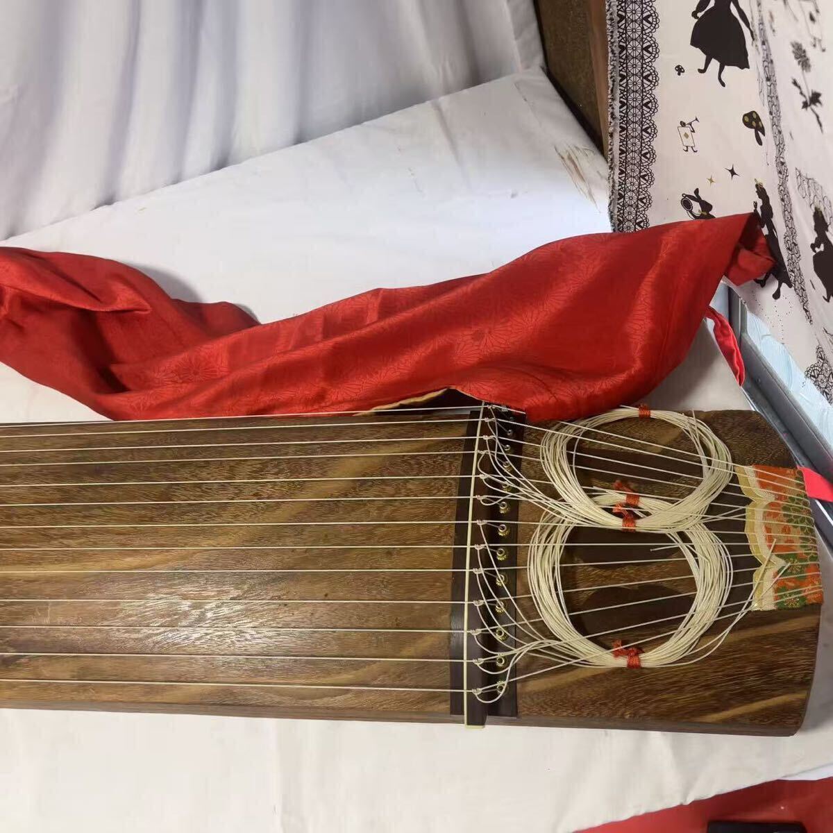 【週末SALE】お値下げ歓迎！　琴 13弦 木製 赤花柄カバー　付属品有り 週末SALE】お値下げ歓迎！ 琴 13弦 木製 赤花柄カバー 付属品