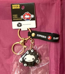 万博 サンリオ ミャクミャクなりきり 立体マスコットキーホルダー シナモロール 黒 ストラップ付き 会場限定