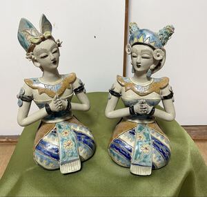 KO★バリ島 陶器 置物 踊り手 女性像 ペア インテリア エスニック アジア オブジェ 2体 踊り子 祈り 幸せ 什器 焼物 タイ 微笑み 仏像
