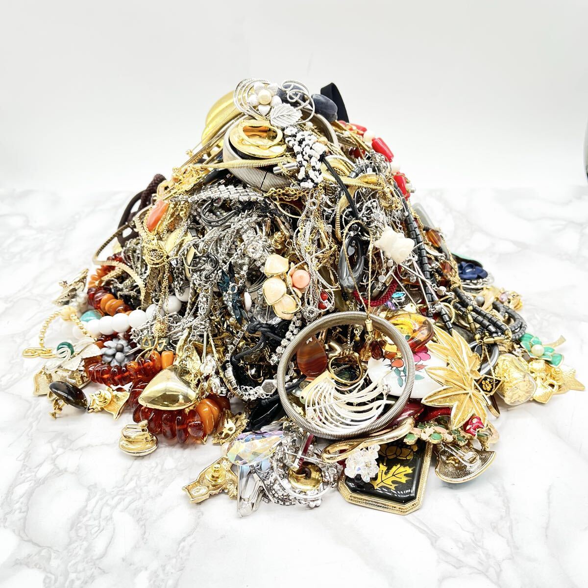 イミテーションアクセサリー まとめ売り 約2.1kg 2025年最新】イミテーションアクセサリーまとめ売りの人気