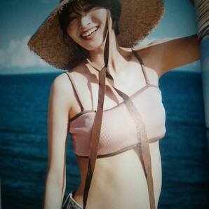 ほぼ 新品 一度見ただけ 帯付 初版 送料無料 Lupinus 岡崎紗絵 2nd 写真集 新品価格3850円