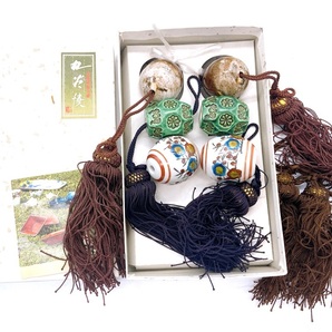 【22252】九谷焼 掛軸 風鎮 箱あり 石川 陶磁器 上絵 インテリア 山水 花鳥 色彩 床の間 和室 重り 錘 絵 装飾品 お花 色付け