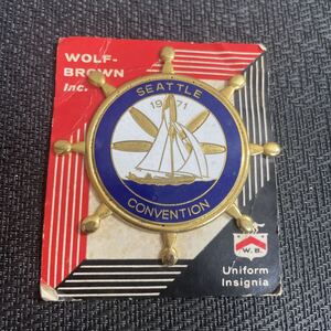 ピンバッジ /1971年/シアトルで/コンベンション/記念品/舵輪/「WOLF-BROWN Inc.」製造元です。「W.B. Uniform Insignia」/SEATTLE