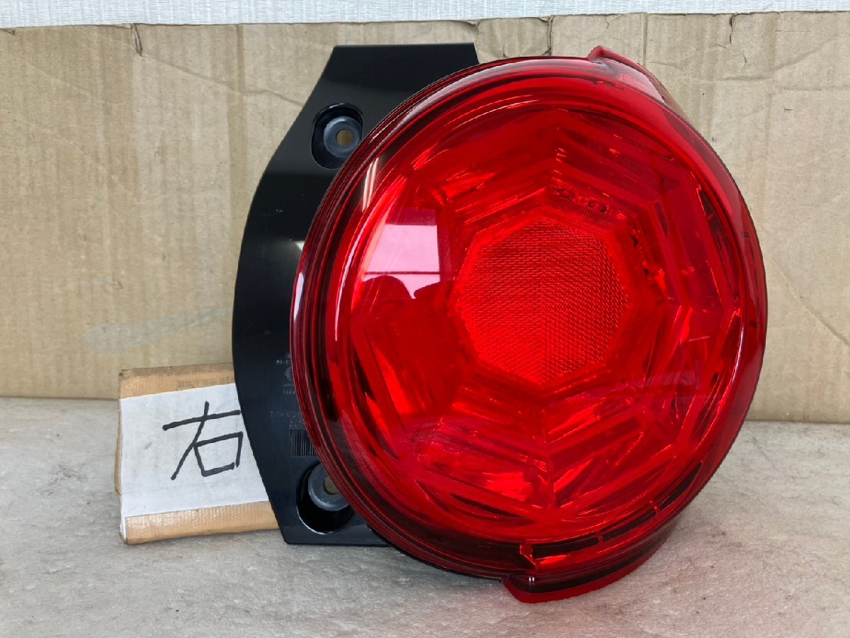 ダイハツ　キャストスポーツ純正テールランプ キャストスポーツ純正 テールランプAssy(ダークメッキ) のパーツ