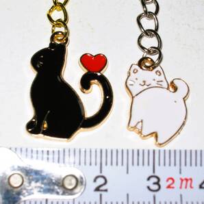 【エナメル 猫チャーム キーリング B】キーホルダー 猫 ねこ バッグチャーム かわいい 可愛い 癒し 癒し系 キャット CAT 白猫 黒猫 癒やし