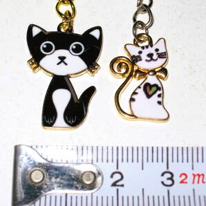 【エナメル 猫チャーム キーリング D】キーホルダー 猫 ねこ バッグチャーム かわいい 可愛い 癒し 癒し系 キャット 白猫 黒猫 レディース
