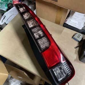 トヨタ ノア 純正 80 テールランプ テールライト 右 81551-28550