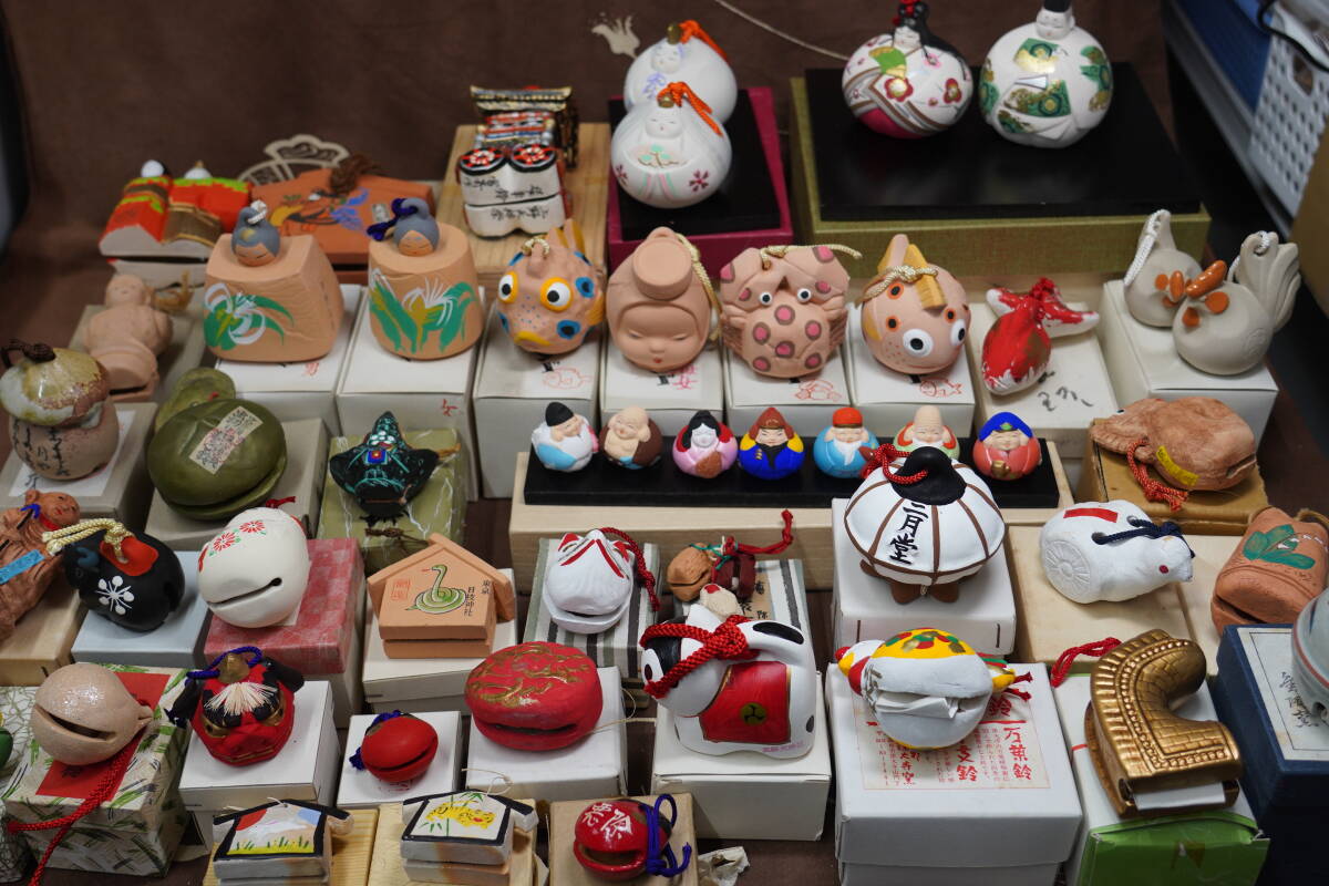 【昭和時代の全国の土鈴】107個　鋳物鈴他34個　まとめ売り 外国の方へお土産♡ 昭和時代の全国の土鈴】107個 鋳物鈴他34個 まとめ売り