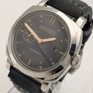 《2年ぶりの入荷》オーラ漂う緻密精巧デザイン【シーガル搭載/新品】イタリア軍式ミリタリー 裏スケ スモールセコンド 316L 黒文字盤/黒革