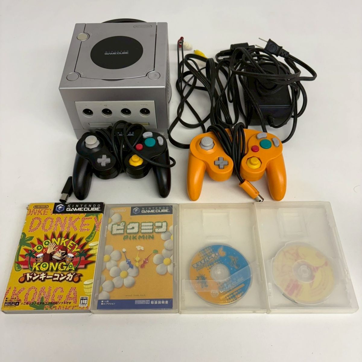 中古ゲームキューブ本体とコントローラ２個＋マリパとガンダムのソフト２本（メモカ） 中古ゲームキューブ本体とコントローラ2個＋マリパとガンダムの
