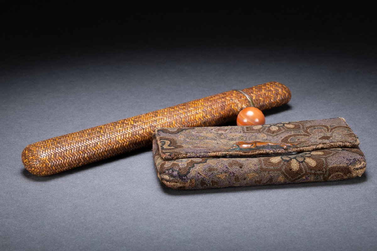 ♦中国古美術 清時代 唐金 手彫り 唐草模様 煙草 小物入 骨董品 Doran-shaped Gilded Leather Tobacco Pouch, with Netsuke