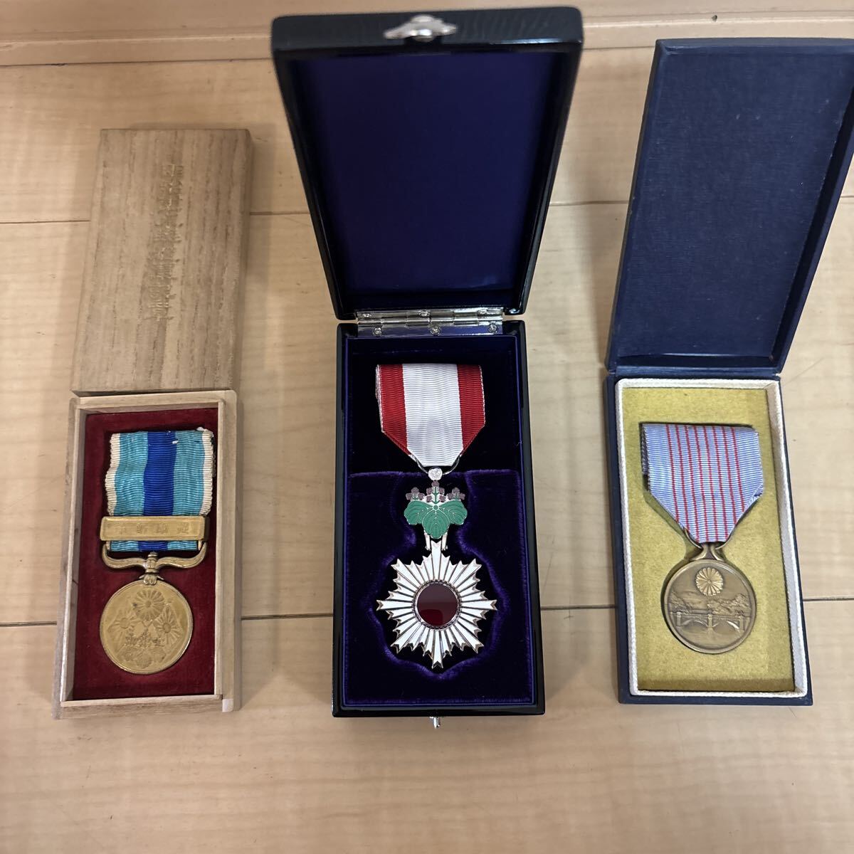 極美品 勲五等宝冠章（箱のみ）共箱付き 勲章 徽章 当時物 現状品 極美品】瑞宝双光章（旧勲五等瑞宝章）略綬 共箱付 完品 勲章