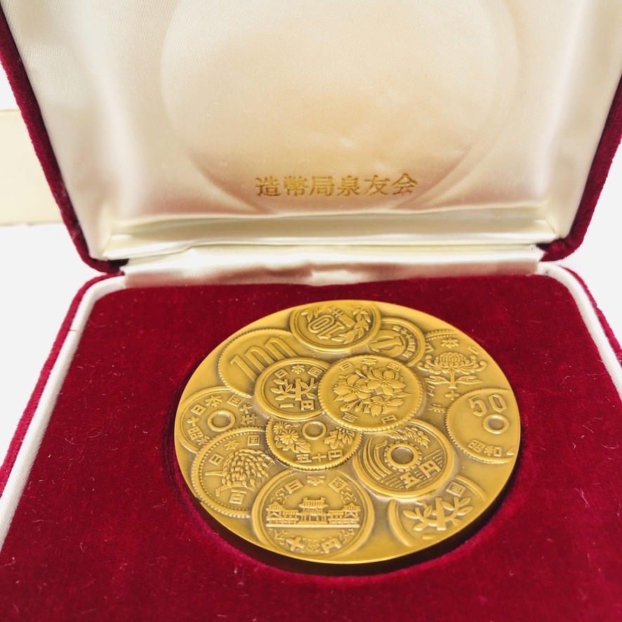 美品　造幣局金色記念メダル ケース付き　金色メダル 建物とデザイン 美品 造幣局金色記念メダル ケース付き 金色メダル 建物とコイン