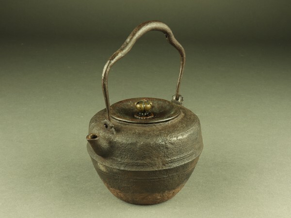 有山金生堂造 丸形 輪花 鉄瓶 在銘 時代物(A924) 有山金生堂造 丸形 輪花 鉄瓶 在銘 時代物(A924) 有