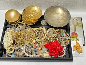 【V23506】ALLジャンク品、約1.5kg以上!ネックレス ブローチ ブレスレット イヤリング 指輪 ネクタイピン カフスなど 部分欠損品含む