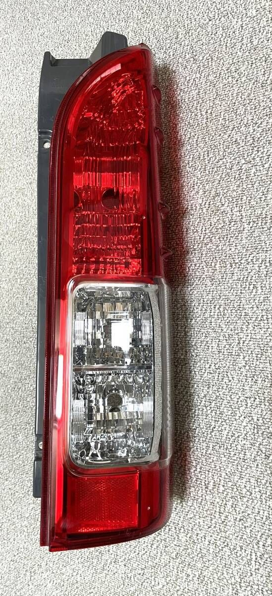 新品未使用 ハイエースワゴン　　純正テールランプ 100系 ハイエースワゴン後期タイプ 純正テールライト テール