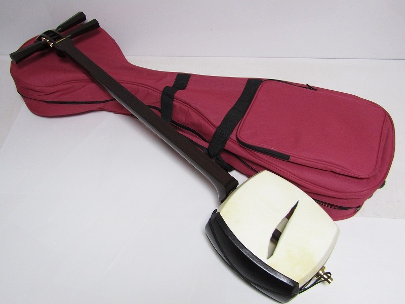 津軽三味線太棹年代物骨董品.金細皮破れなし.ハードケース付 津軽三味線太棹年代物骨董品.金細皮破れなし.ハードケース付 2025