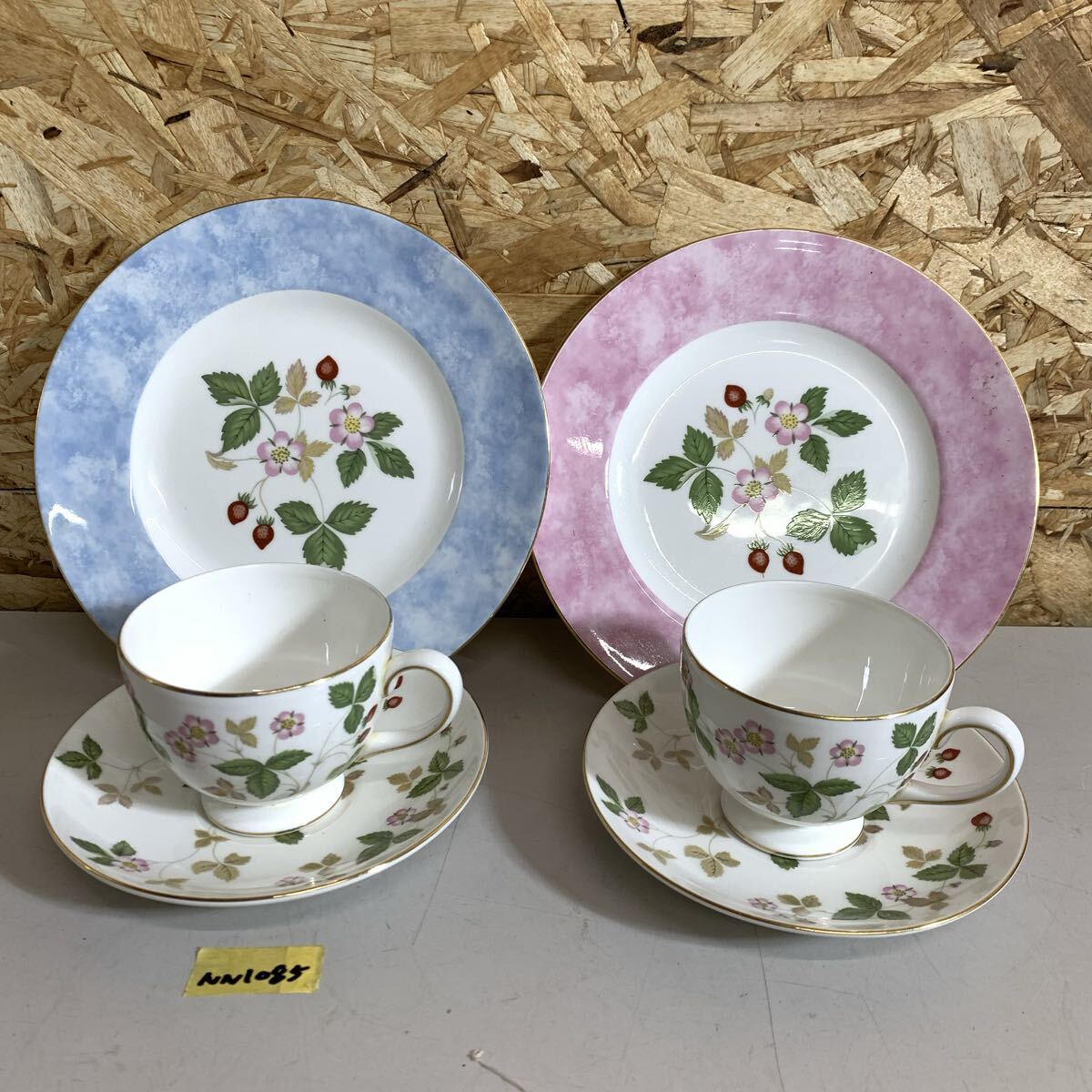  ワイルドストロベリー　カップソーサー８客セット　プレート3枚 ワイルドストロベリー カップソーサー8客セット プレート3枚 WEDGWOOD