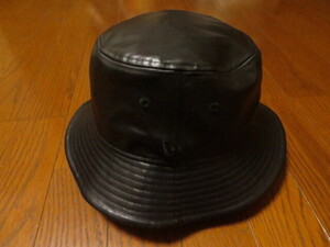 NEW ERA ニューエラ ししゅうロゴ入り フェイクレザー バケットハット 黒系 MEDIUM/LARGE