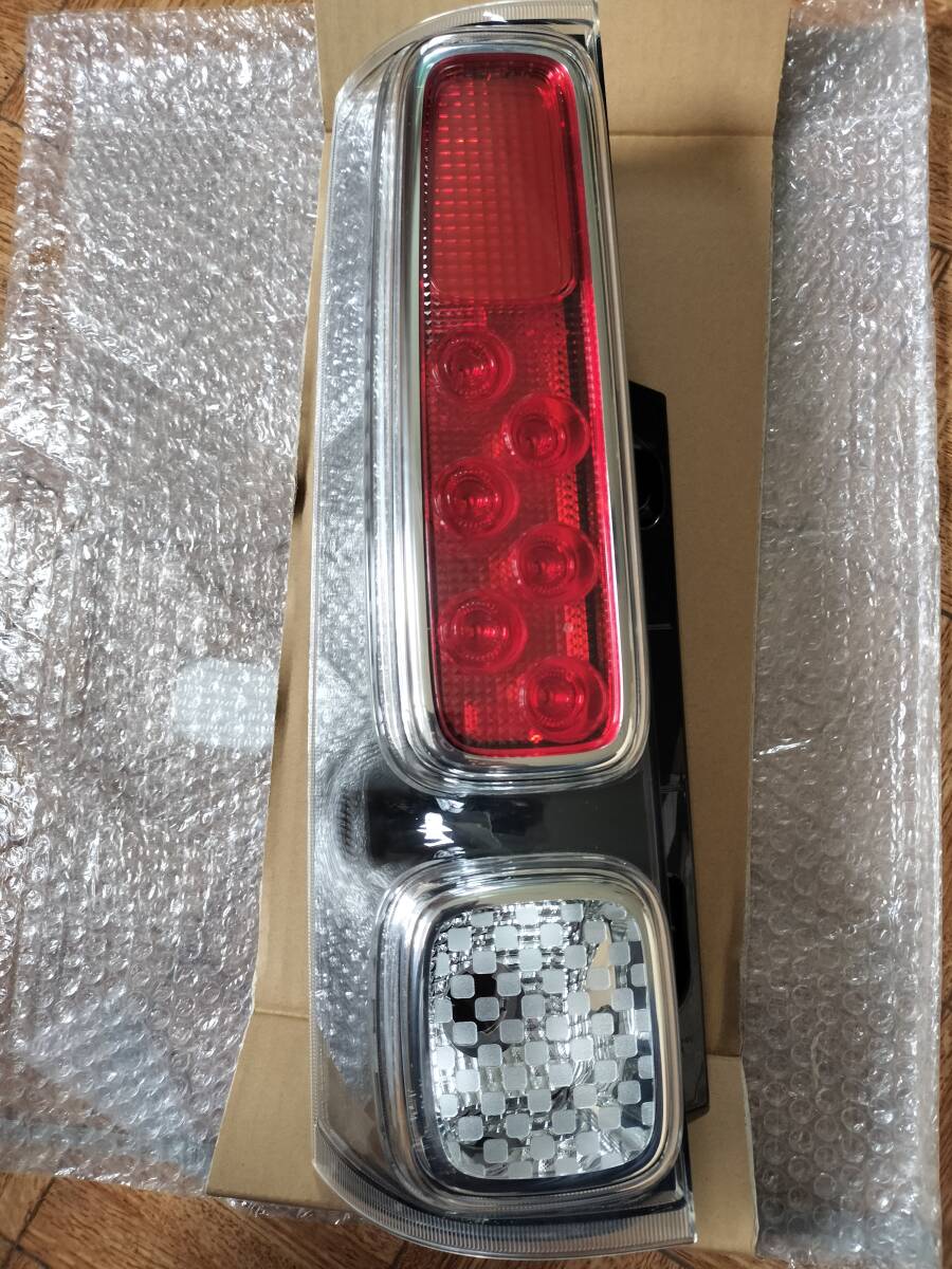 スズキ　スペーシア　純正右テールレンズLED スズキ スペーシア カスタム MK53S 現行 純正 LED テールランプ