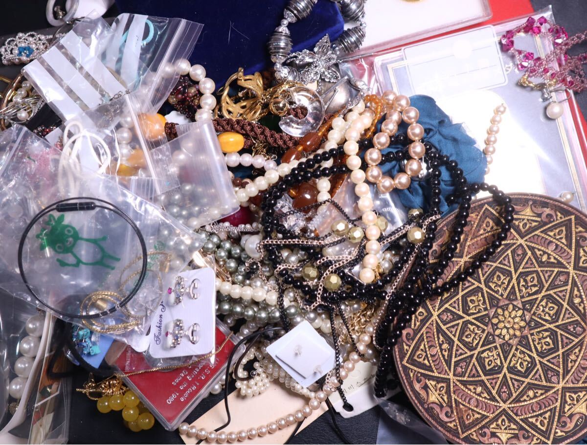 アクセサリーおまとめ ネックレス・イヤリング・ブローチ・リング他(17981)