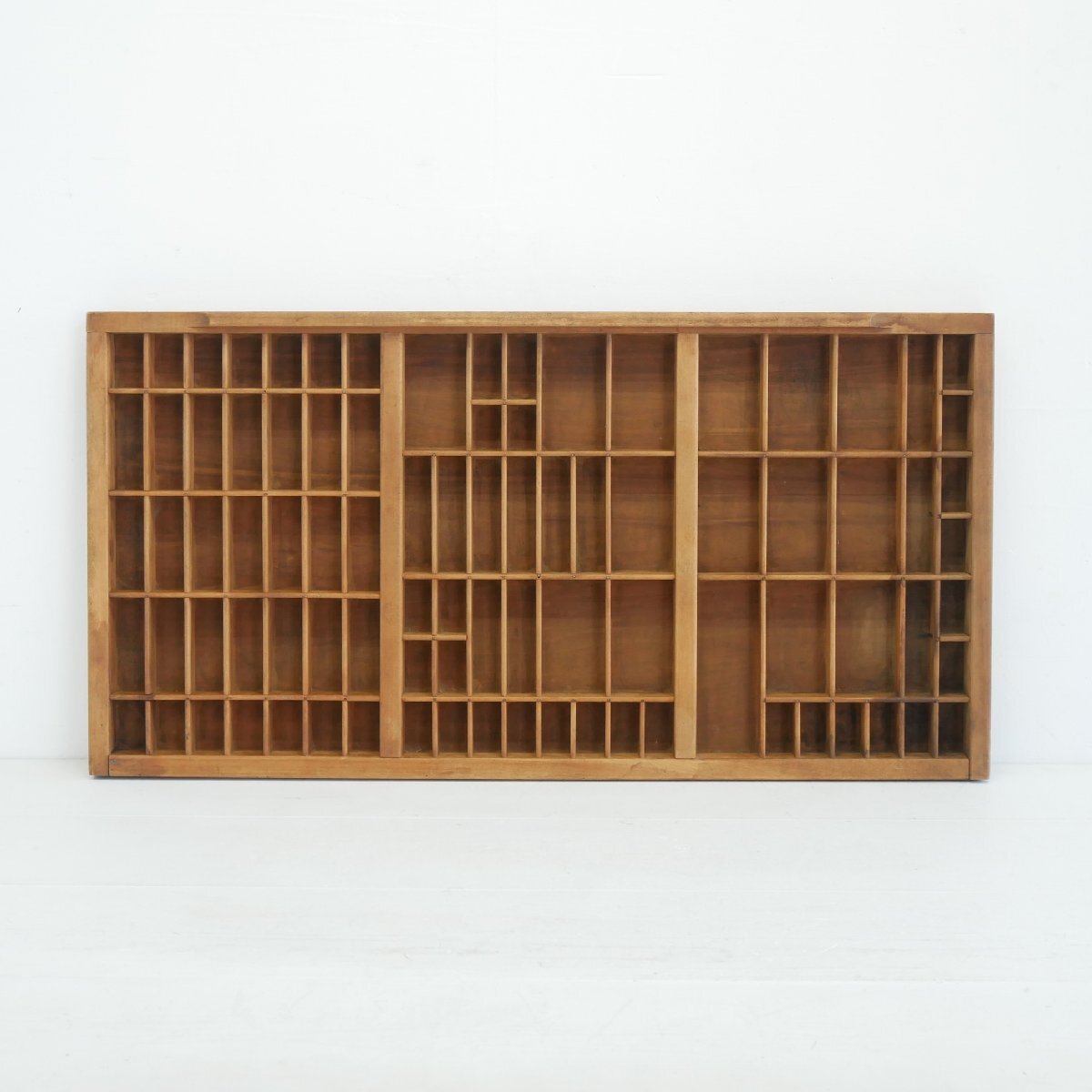 おさるです。　アンティーク　プリンタートレイ　木製 仕切り付き収納棚 おさるです。 アンティーク プリンタートレイ 木製 仕切り付き