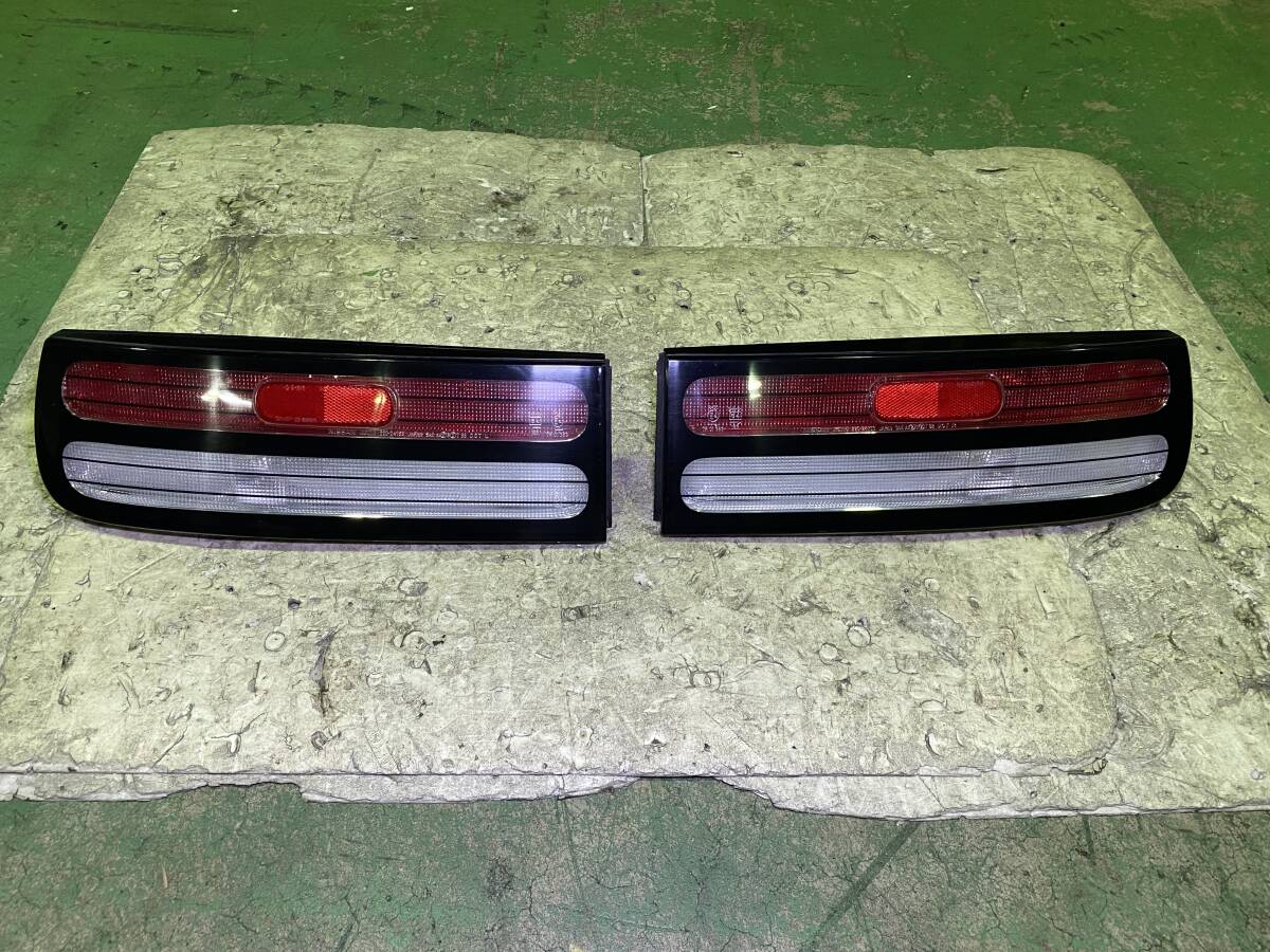フェアレディZ32 300ZX純正 テールランプ左右＋センターガーニッシュ フェアレディZ32 300ZX純正 テールランプ左右＋センター