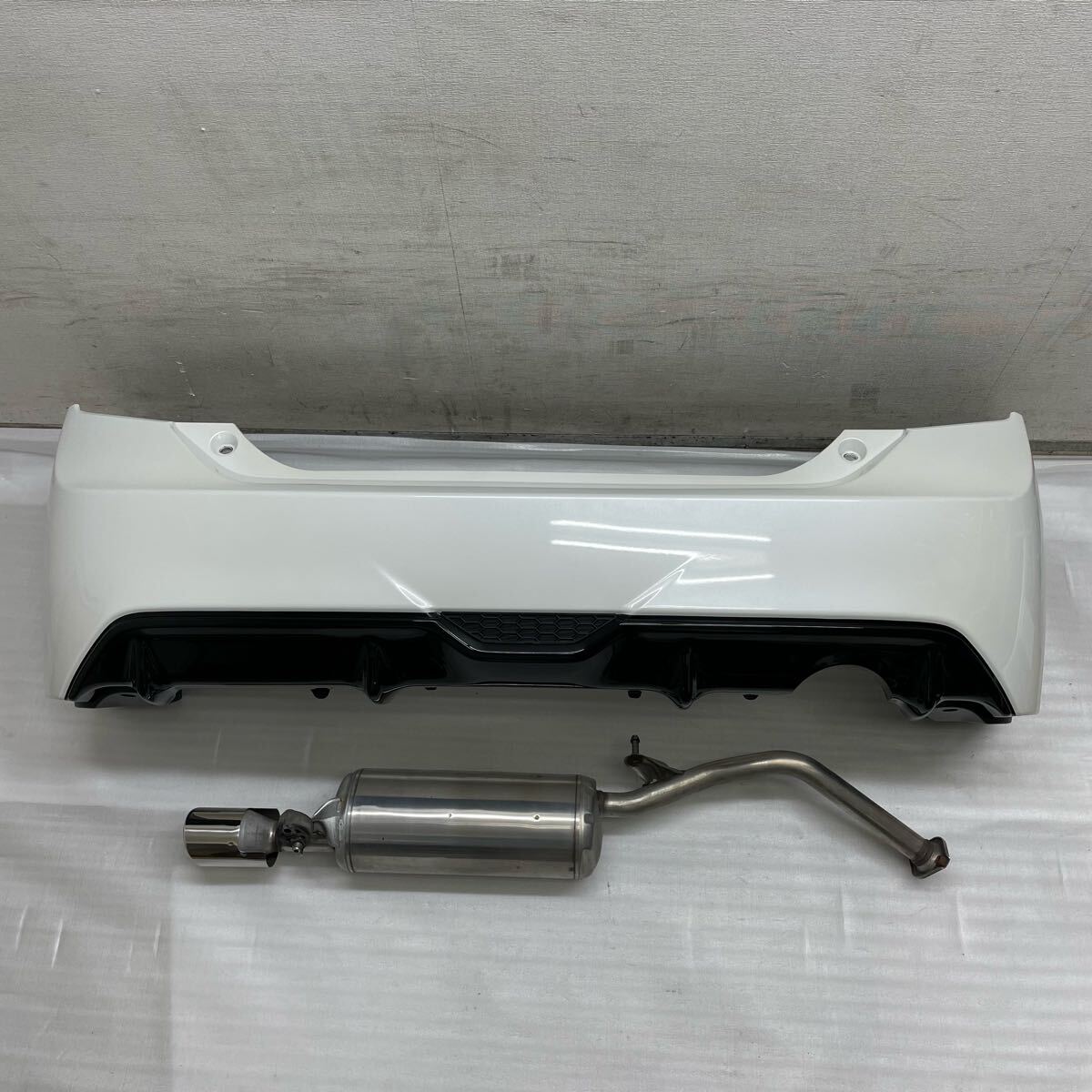  новый товар + с новой машины + первоклассный. очень красивый товар * Toyota оригинальный *ZVW30 серия G's* Prius поздняя версия * оригинальный задний бампер + оригинальный G's muffler SET* жемчужно-белый.070