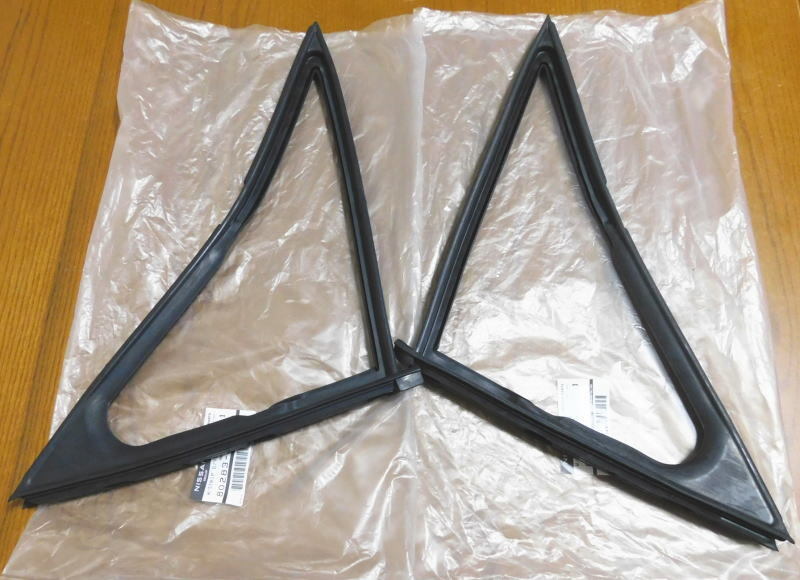 ■『希少』サニトラ　B122　純正　フロントガラス　四角部分　メッキモール　旧車　日産　当時物　入手困難　良品■