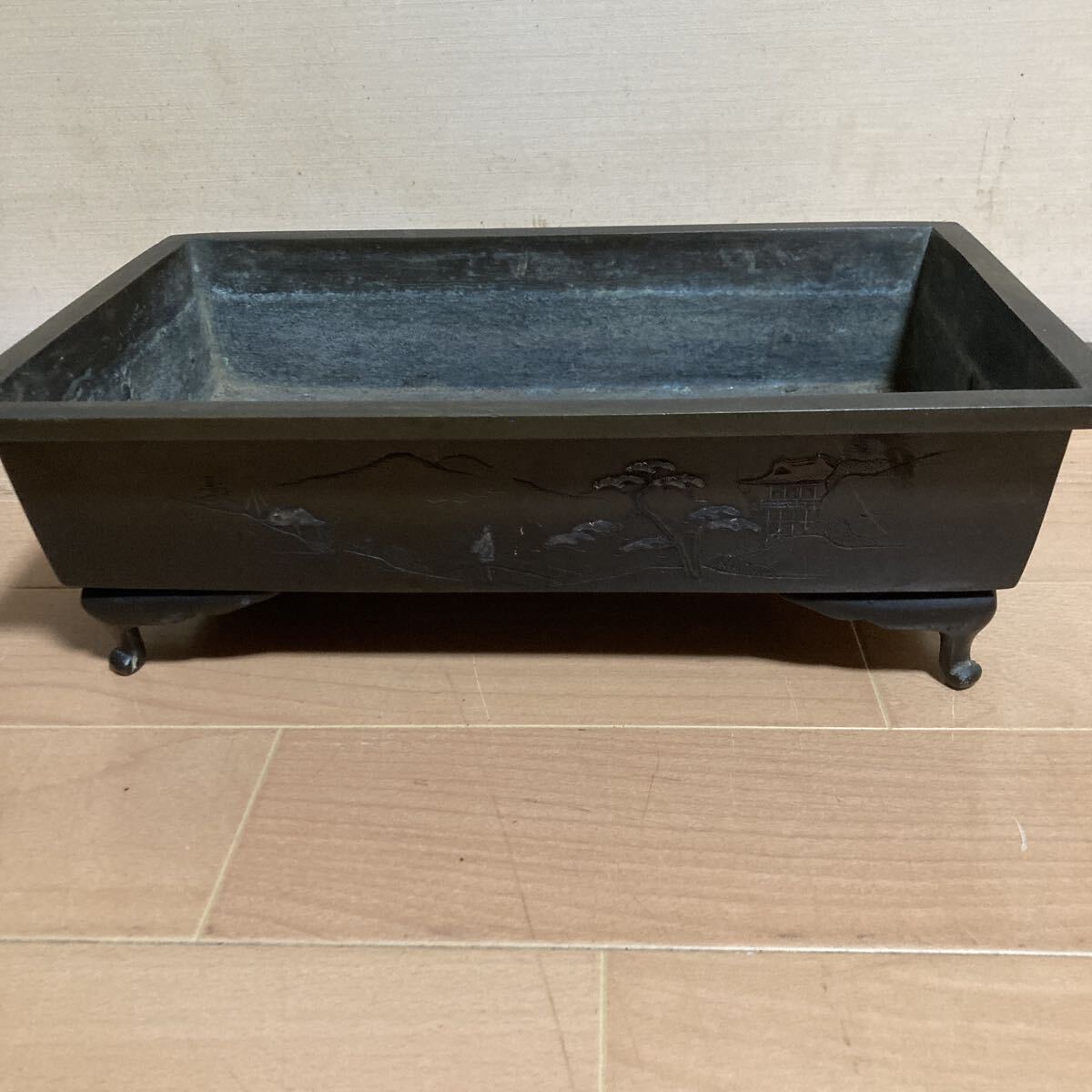 水盤，古銅製，時代物，重17千克。 水盤，古銅製，時代物，重17千克。