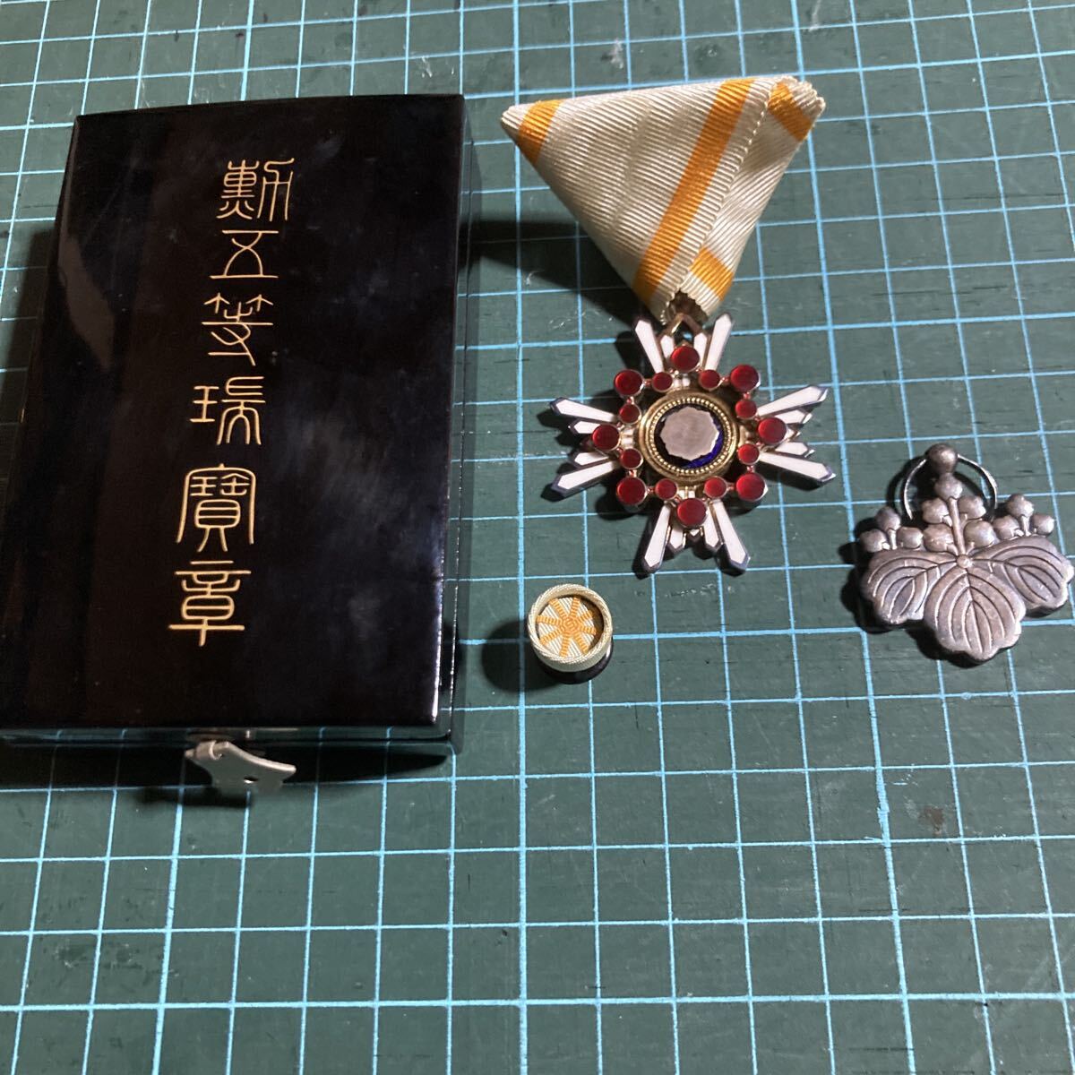 【希少】婦人用 勲五等瑞宝章 勲章 略綬 共箱付 Yahoo!オークション -「勲五等瑞宝章」の落札相場・落札価格