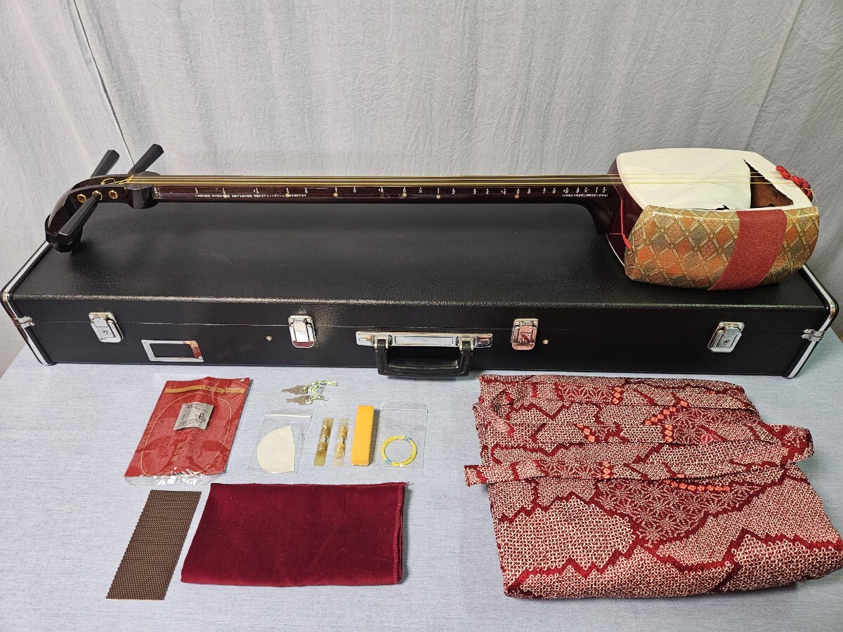 【中古品】三味線 本体、バチなど付属品多数、ハードケースケース付き A100 三線用ハードケース（外装アルミ製） 三線・木工品の販売