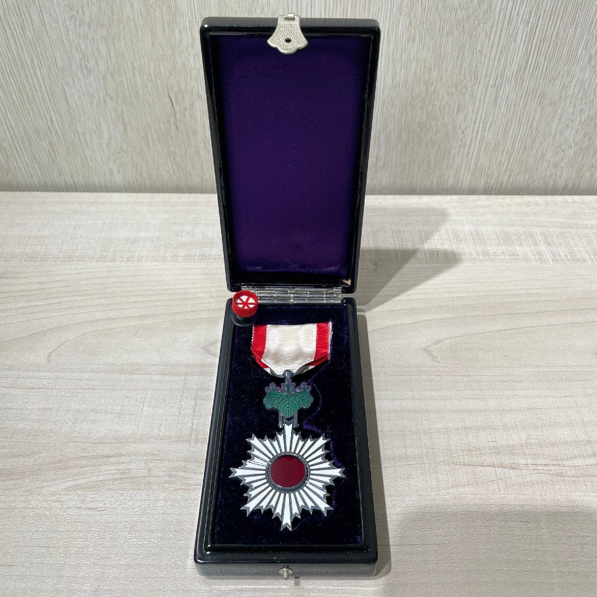 美品 旭日単光章 旧タイプ 旭日章 勲章 略綬 共箱 おまけ付き‼️ 旭日単光章・略授・共箱（旧勲六等旭日単光章） - メルカリ