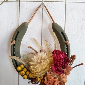 【ラッキーアイテム】01★ 馬蹄リース*馬蹄鉄*古蹄鉄*ホースシューリース*オリーブグリーン塗装*ドライフラワー ★ 写真現品