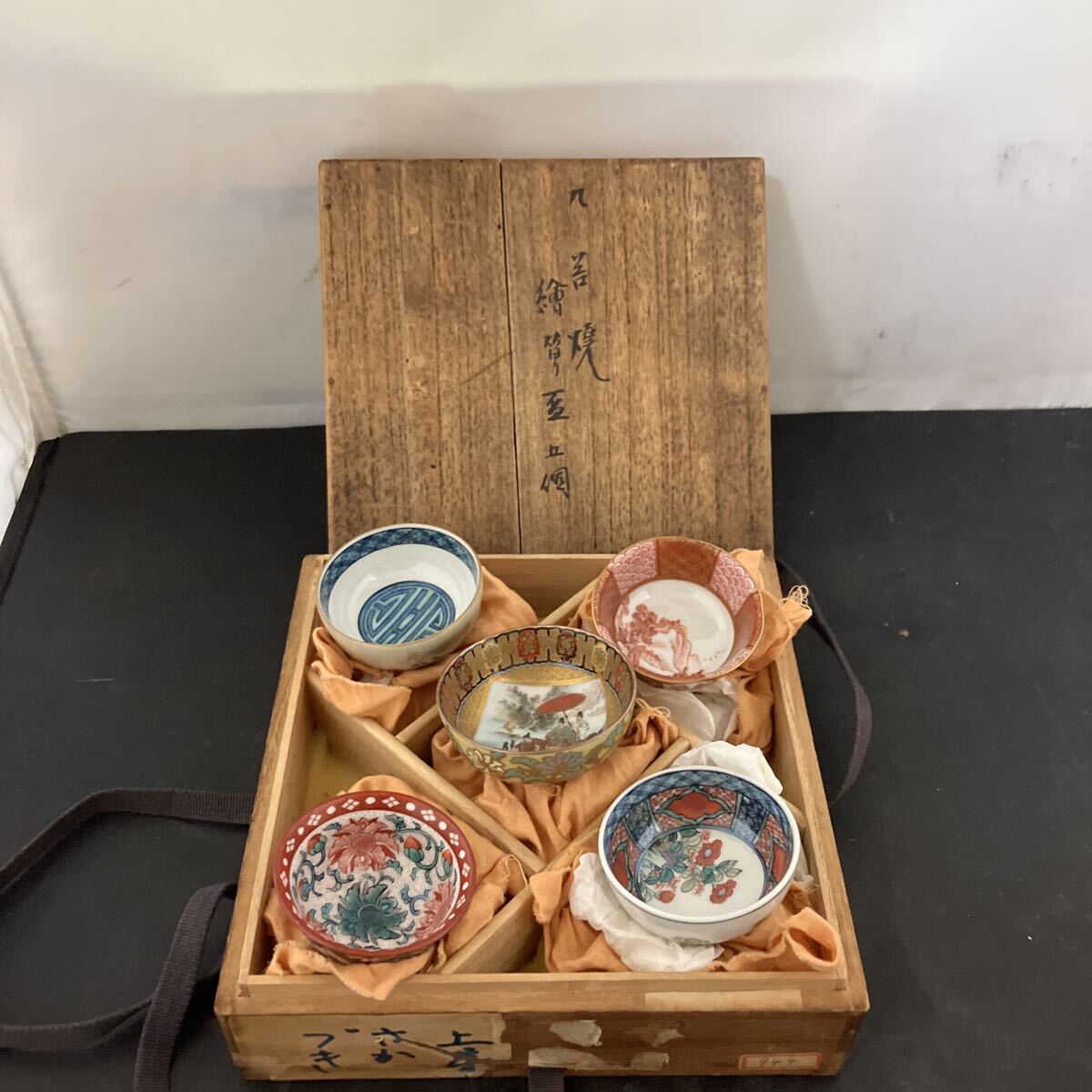 【エビス】飾皿 九谷焼 在銘 金城竜山作 色絵夫婦獅子図 金襴手 赤絵 鉢 細密 エビス】飾皿 九谷焼 在銘 金城竜山作 色絵夫婦獅子図 金襴手 赤絵