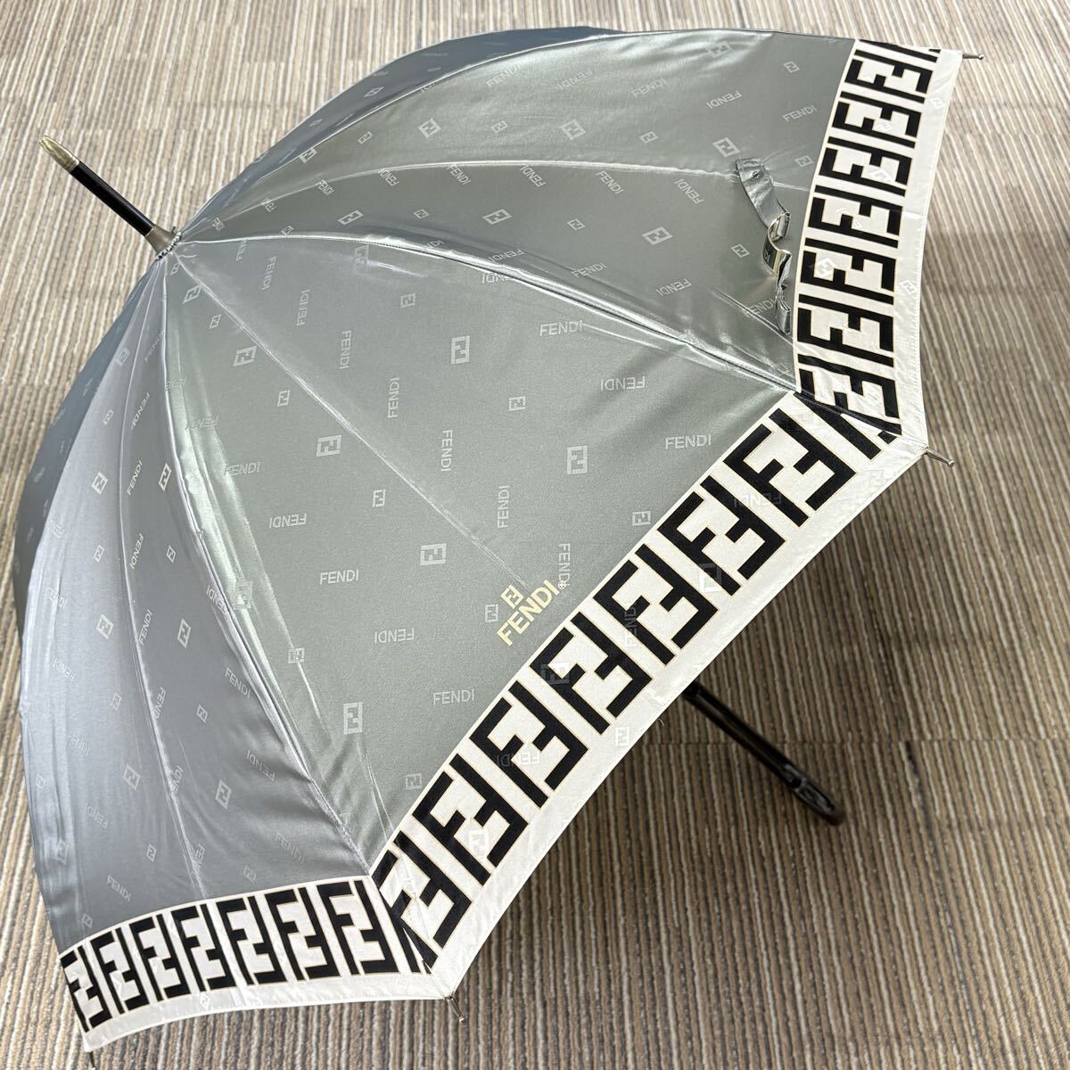 未使用品 FENDI フェンディ ズッカ柄 FFロゴ 長傘 FENDI フェンディ 長傘 ズッカ柄 FF ブラウン イタリア製 雨傘