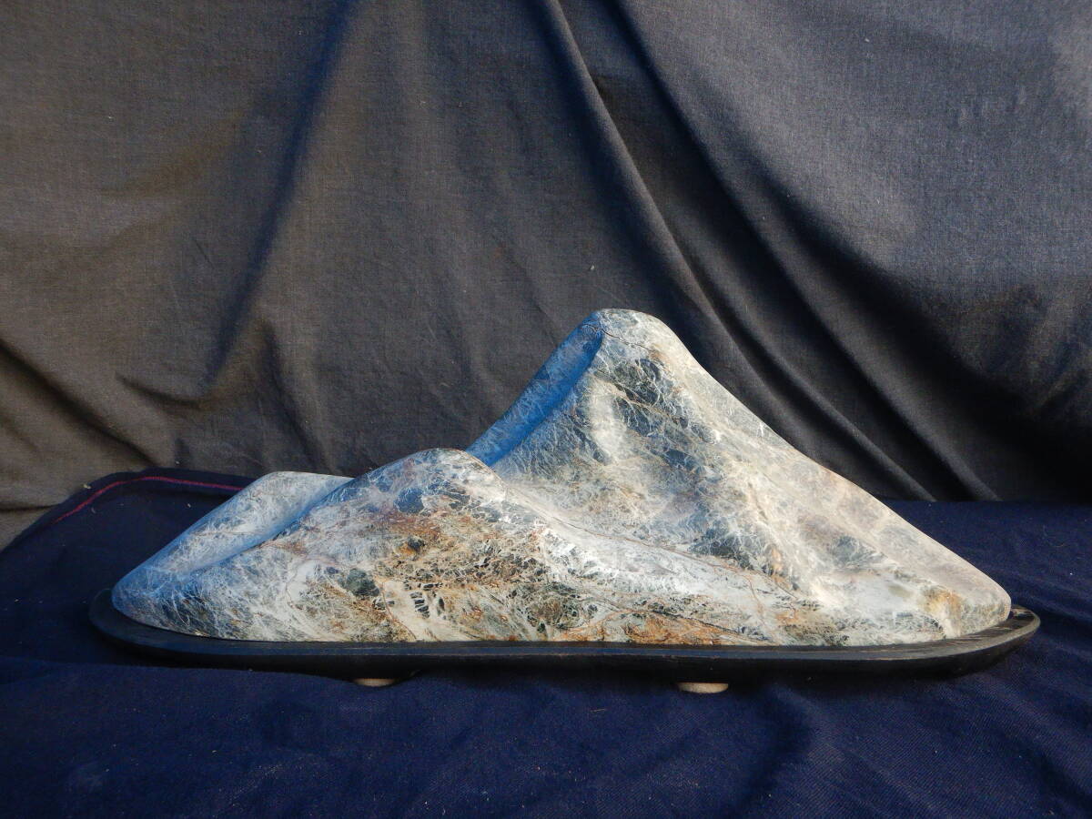 翡翠　原石　台付　石　コレクション　鑑賞石　水石　勾玉　オブジェ　インテリア 翡翠 原石 台付 石 コレクション 鑑賞石 水石 勾玉 オブジェ