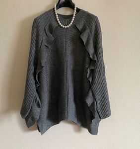 ◆M's Gracie ◇New ♪ 2024 зимние каталоги, разные цвета ♪ Элегантный с трехмерными оборками! Теплый шерстяной трикотаж в стиле пончо 38 ◆ Серый