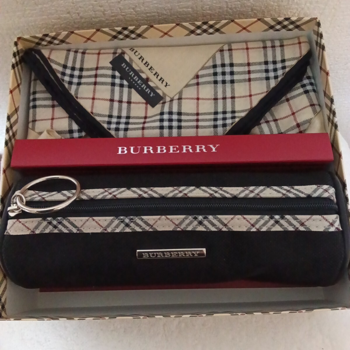 BURBERRYバーバリー【ポーチ（筒型）＆ハンカチのセット】黒・ノバチェック柄