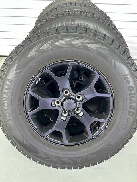 ＊専用　Jeep ラングラー　純正ホイールとスタッドレスタイヤ4本 Jeep ラングラー 純正ホイールとスタッドレスタイヤ4本 Jeep